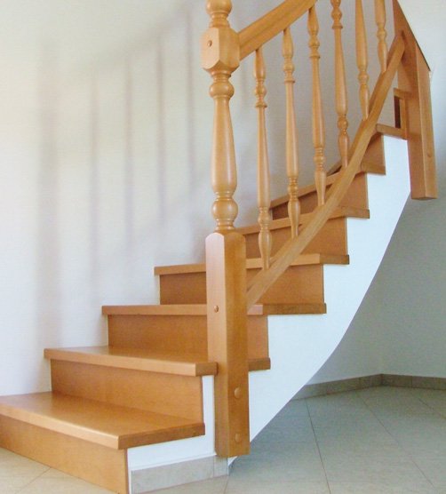Betonové schodiště obložené dřevěnými stupni