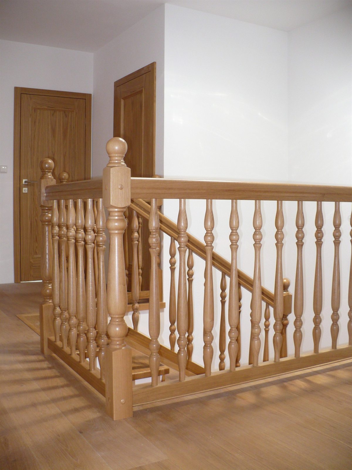 Dřevěné zábradlí galerie se soustruženými příčkami, dub